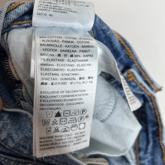 Levis Wedgie Straight Jeans Womens Size 25 Button Fly Light Wash Blue Distressed - Picture 8 of 9